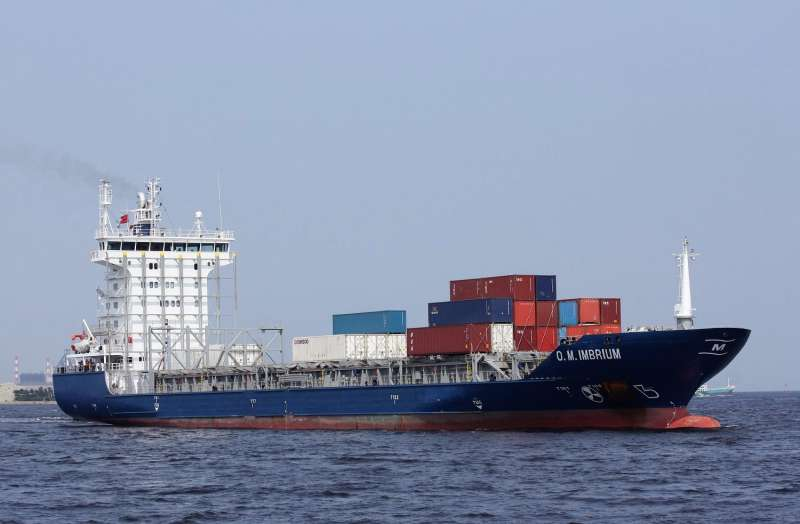 圣彼得堡大港正在处理其历史上停靠最大的集装箱船奥克兰号